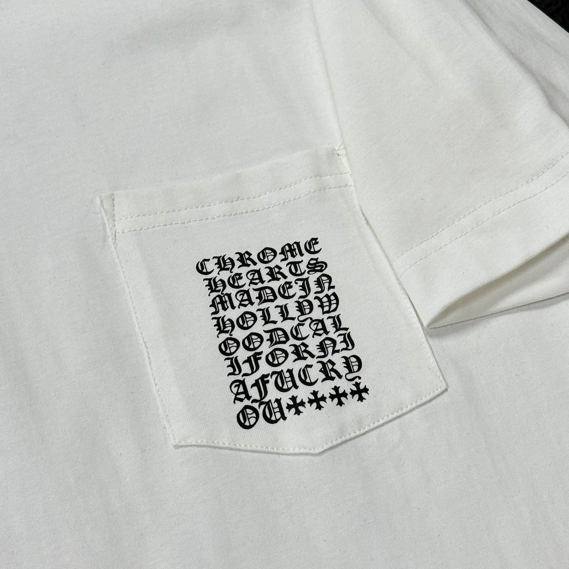 P170 Chrome Hearts Chrome Hearts 25 high-end versions. The fabric is made of 300 grams of high-density pure cotton. It does not deform or shrink. It has three labels. It is the same style for men and women. Technology: Digital printing. Color: White. Black. SIZE: S-XL.
